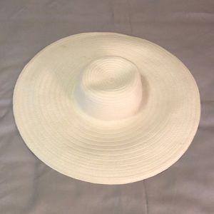 White beach hat